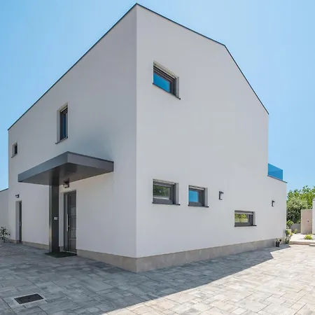 4 Bedroom Beautiful In Holiday home Banjole