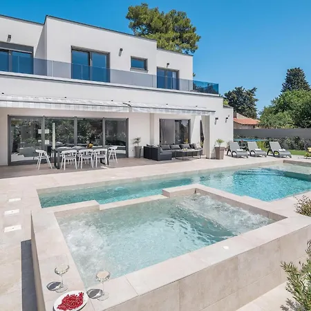 4 Bedroom Beautiful In Holiday home *