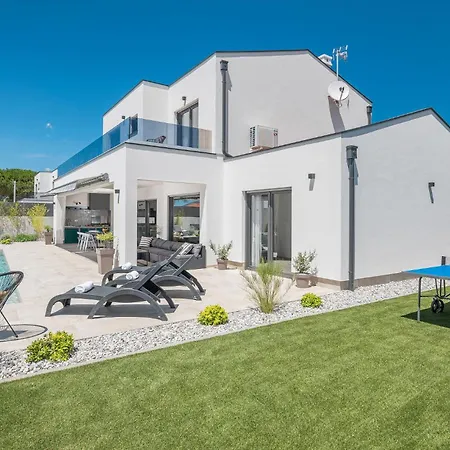 Holiday home 4 Bedroom Beautiful In