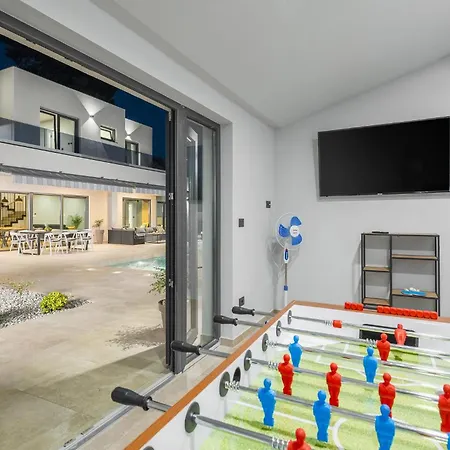 度假居 4 Bedroom Beautiful In 班约勒