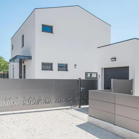 4 Bedroom Beautiful In *