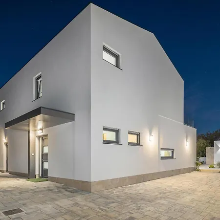 4 Bedroom Beautiful In Banjole