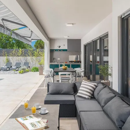 4 Bedroom Beautiful In Holiday home Banjole