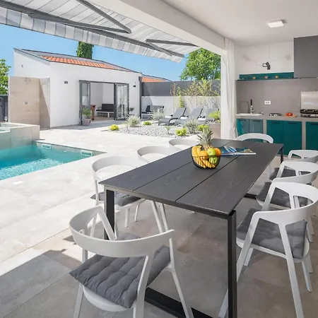 4 Bedroom Beautiful In *