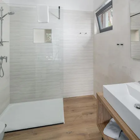 4 Bedroom Beautiful In Holiday home