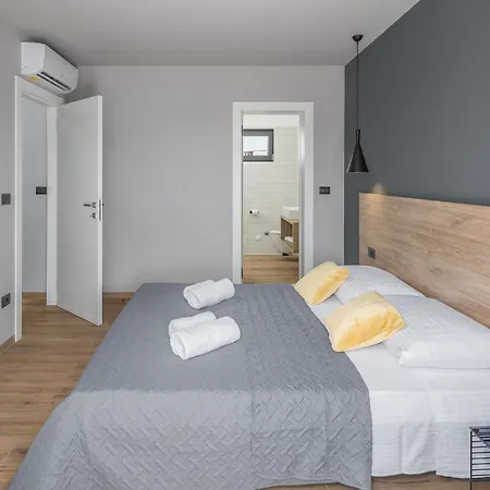 4 Bedroom Beautiful In * Banjole