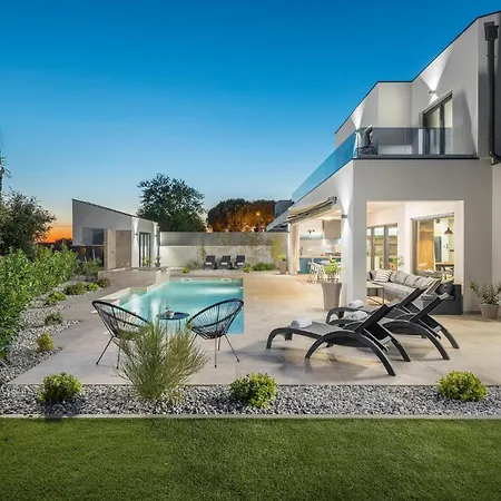 4 Bedroom Beautiful In Holiday home