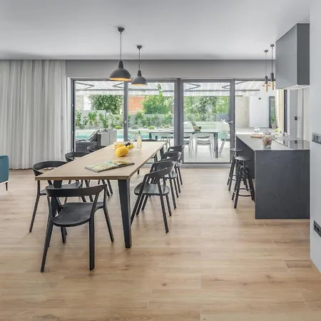 בית נופש 4 Bedroom Beautiful In