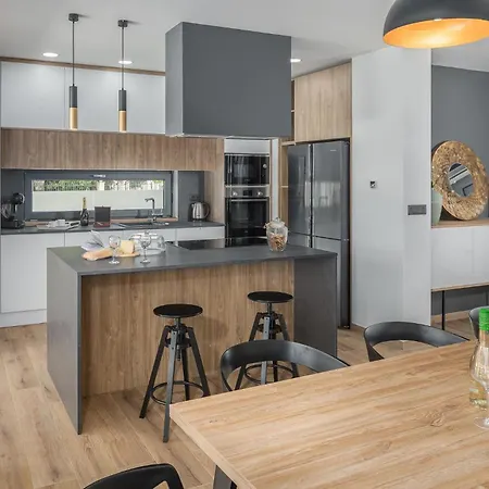 4 Bedroom Beautiful In Prázdninový dům *