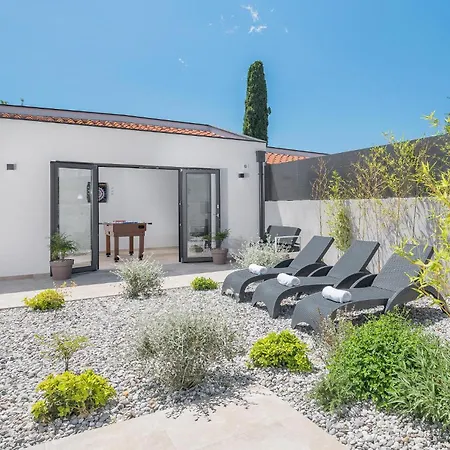 בית נופש 4 Bedroom Beautiful In