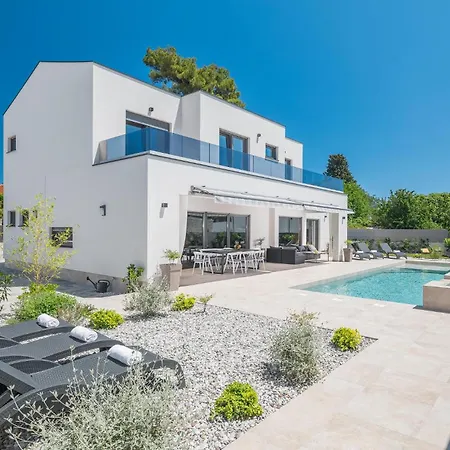 בית נופש 4 Bedroom Beautiful In באניולה