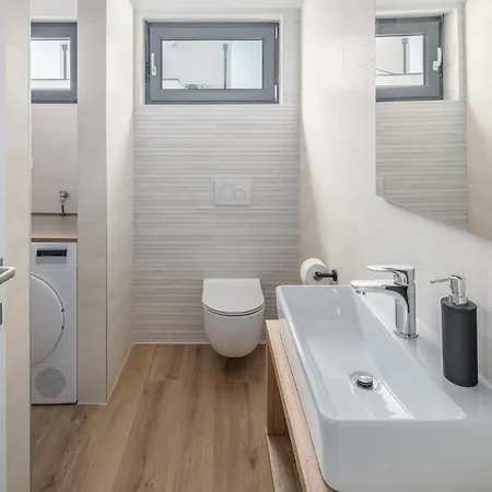 4 Bedroom Beautiful In Prázdninový dům Banjole