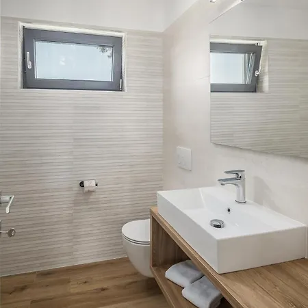 4 Bedroom Beautiful In בית נופש